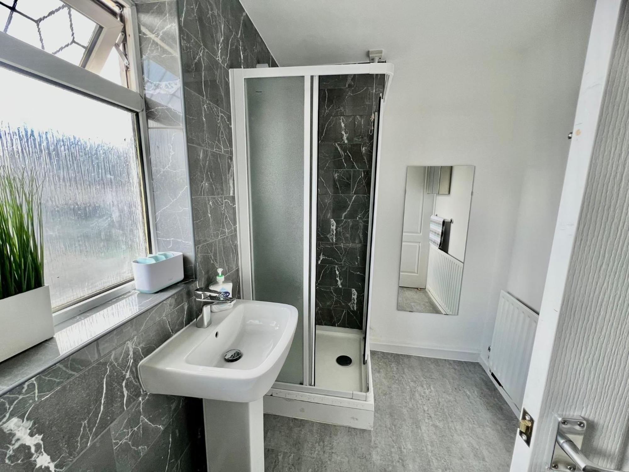 Executive 3 Bedroom Port Talbot Town Centre Margam Sleeps 7 Bagian luar foto